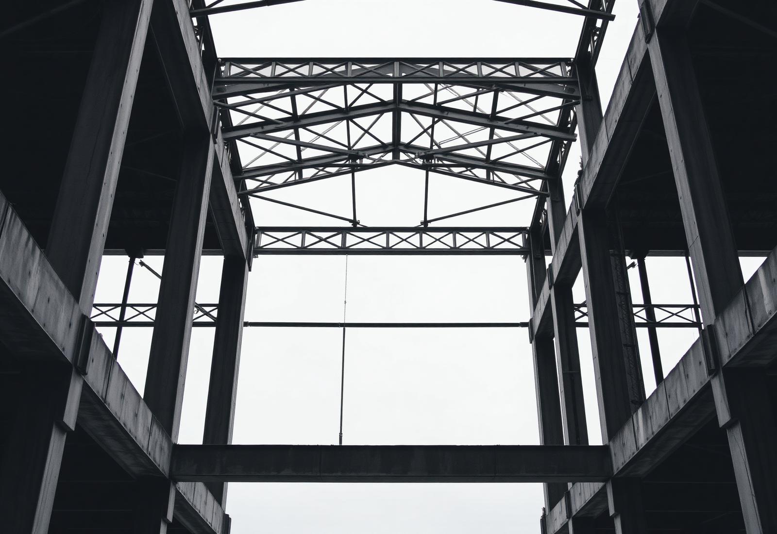 Estrutura metálica e de concreto de edifício em construção